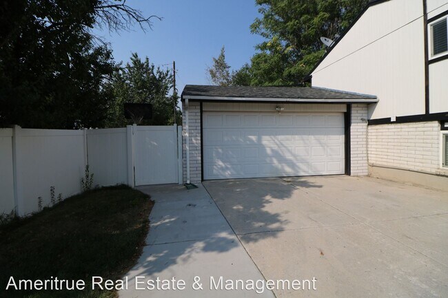 Building Photo - 629 E Malibu Dr