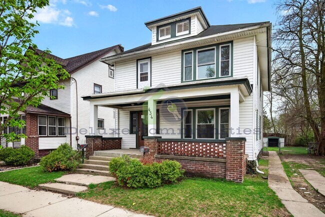 Foto del edificio - Beautiful Two Bedroom Lower Unit! Available NOW!!