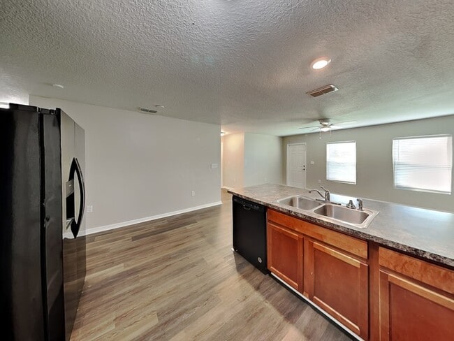 Building Photo - 275 Elm Ct