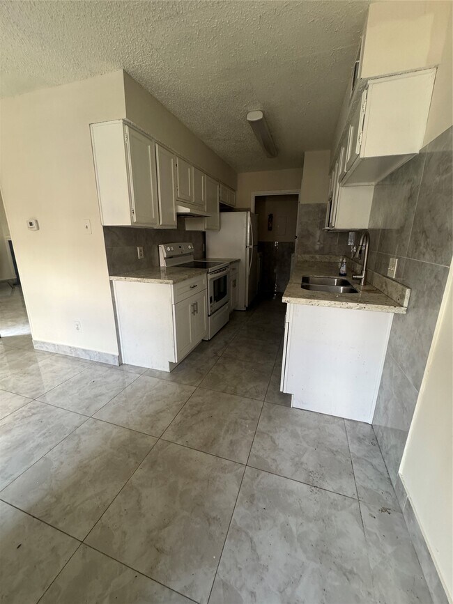 Foto del edificio - 12700 Leader St