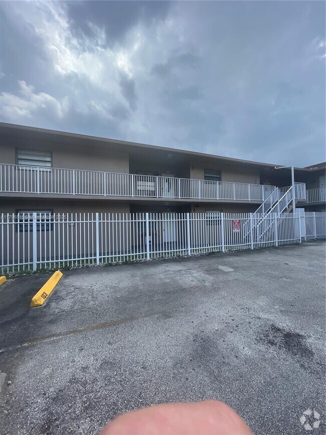 Building Photo - 2580 W 60th St