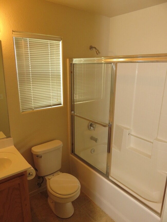 Building Photo - Huge family room with kitchen nicely tucked in the middle.
