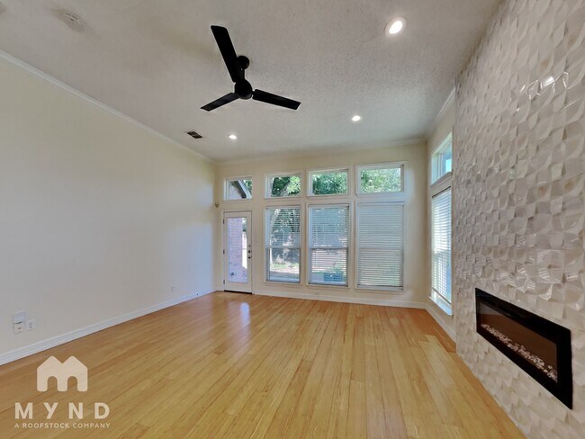 Foto del edificio - 5713 Charleston Dr