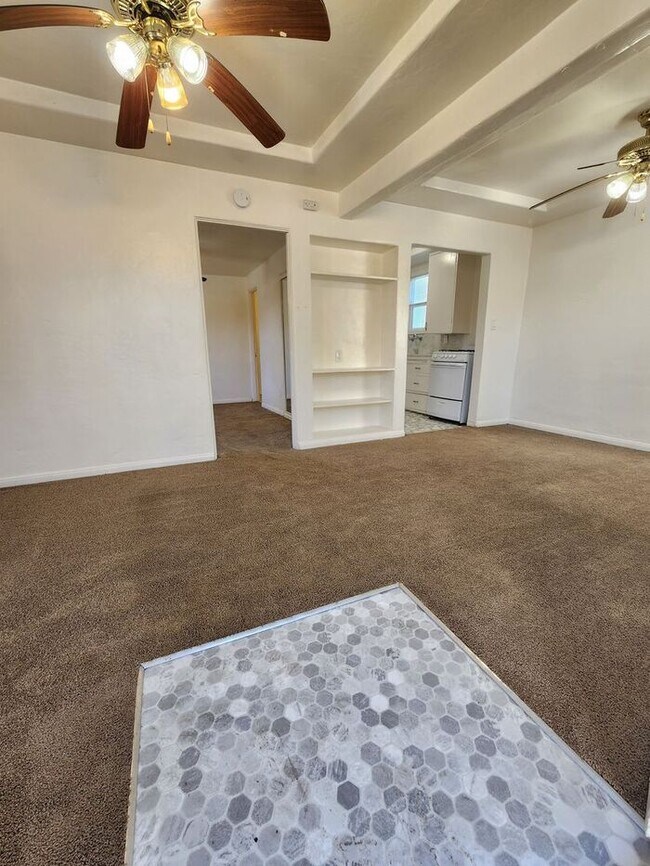 Building Photo - Charming 1bdr cottage with huge yard and garage!