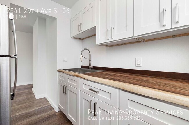 Building Photo - Spacious 1bd/1ba with W/D In Unit!