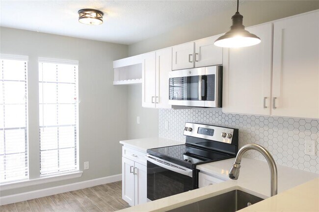 Building Photo - 17345 Saturn Ln