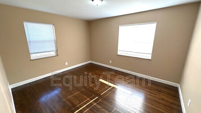 Building Photo - 5568 Raceview Ave