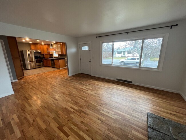 Foto del edificio - Spacious 4 Bedroom, 2 Bathroom Home on the...
