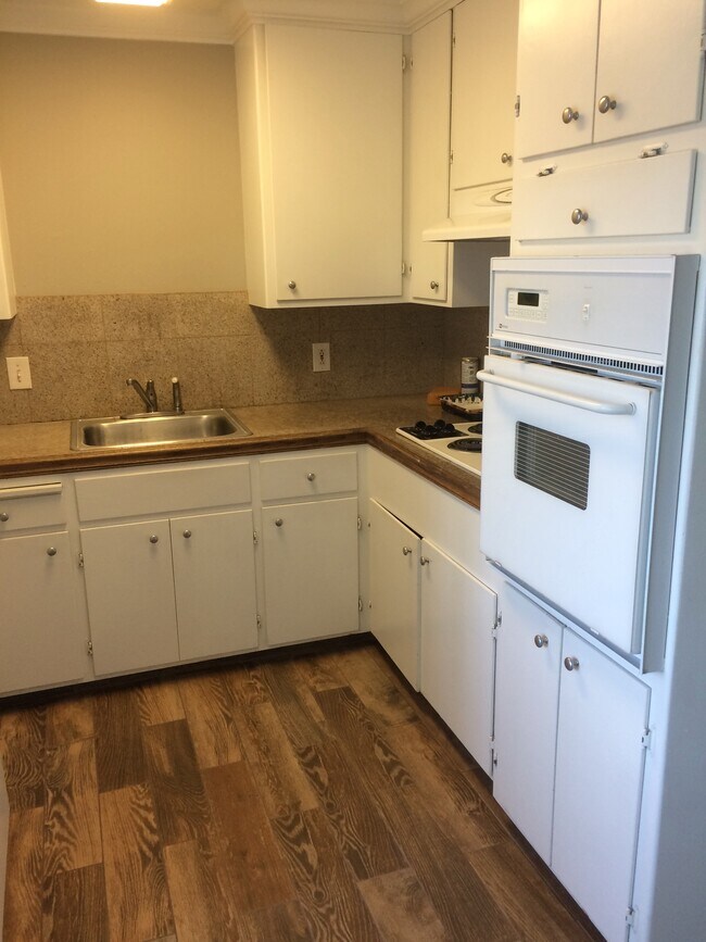 Kitchen - 1657 Ontario Dr