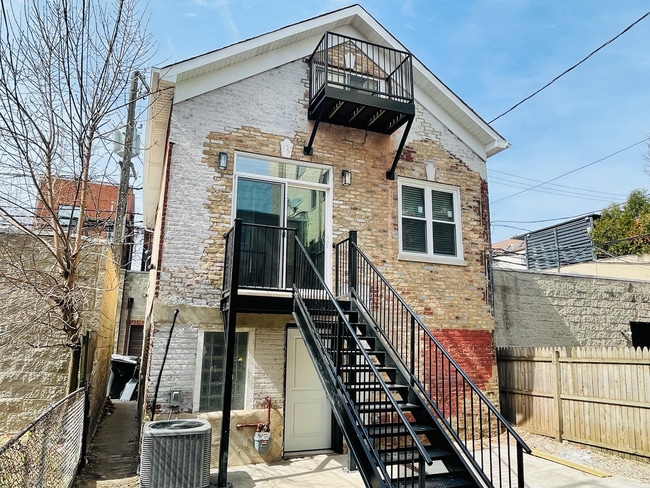 Building Photo - 858 N Paulina St