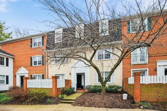 Building Photo - 2649 S Walter Reed Dr