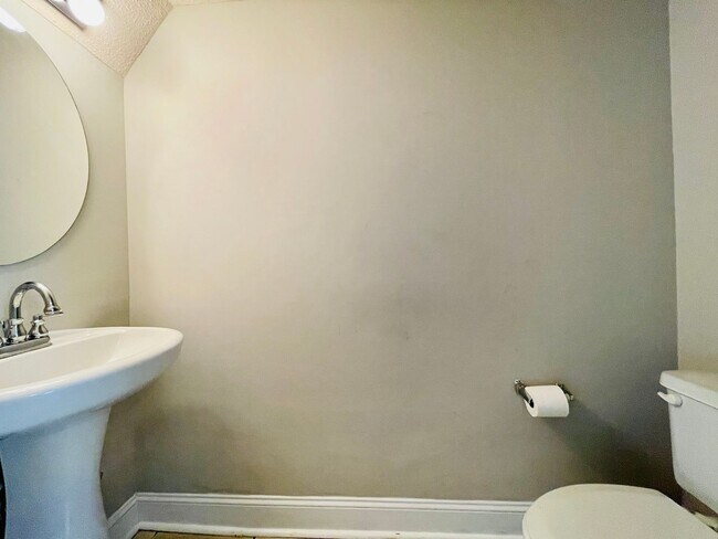 Foto del edificio - NEWLY RENOVATED 2bd/1.5ba Townhome super close to CMC, HGTC and CCU! Some utilities included!