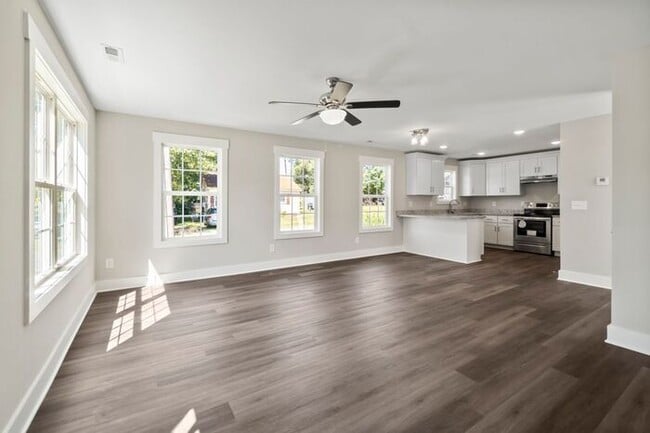 Building Photo - 418 N Pear St