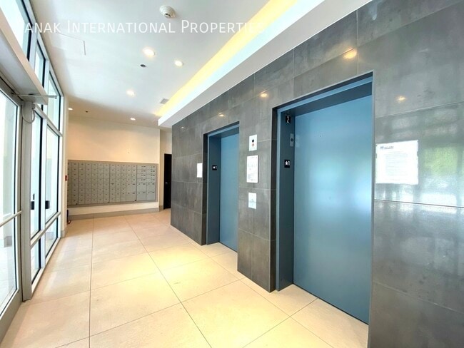 Building Photo - Modern 2 Bed, 2 Bath Condo in the Heart of...