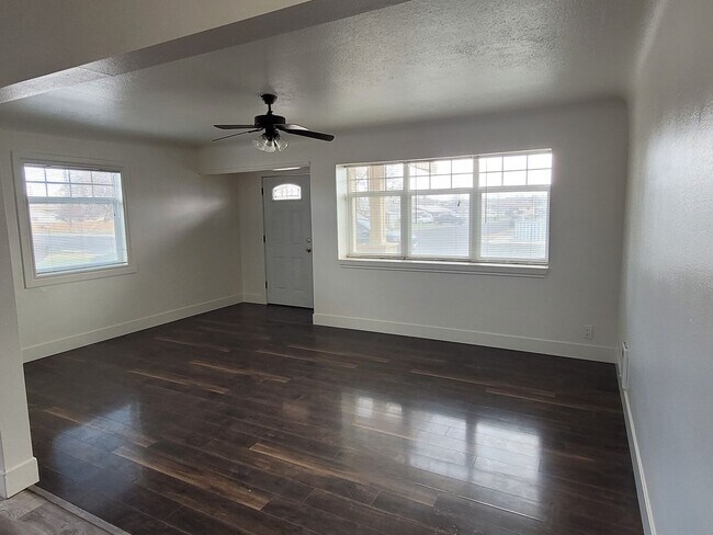 Foto del edificio - House with Fenced Backyard & May Rent Free
