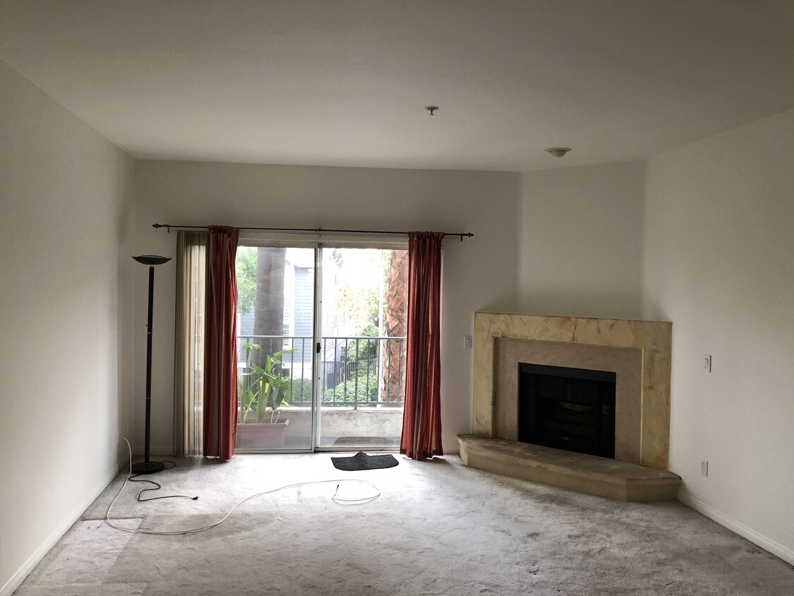 Living room - 3645 Cardiff Ave