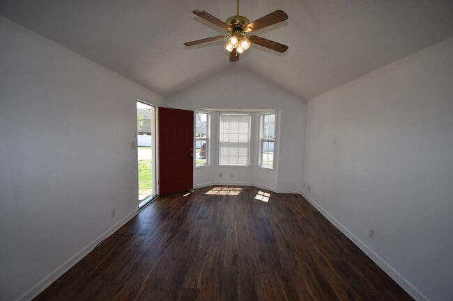 Building Photo - 3 Bedroom Home For Rent Near Post!
