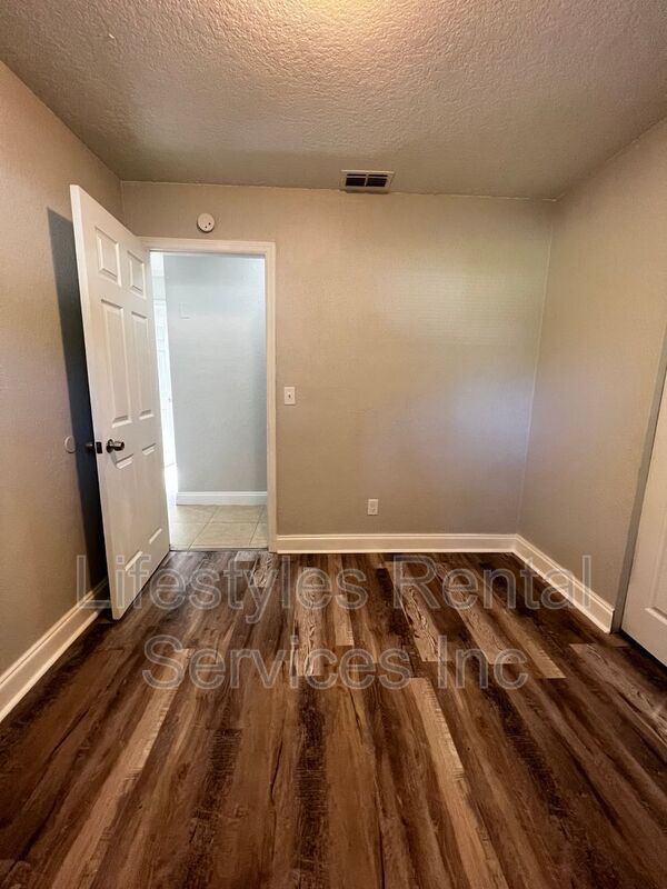 Foto del edificio - 2449 Lourdes Dr W