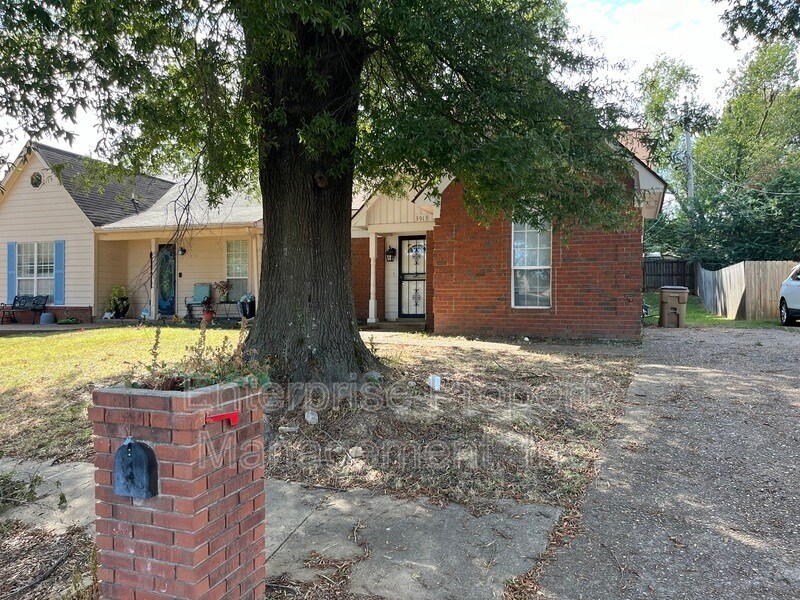 Primary Photo - 3913 Oak Branch Cir E