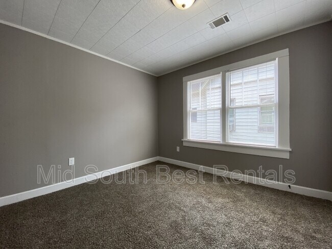 Building Photo - 2106 Maple St