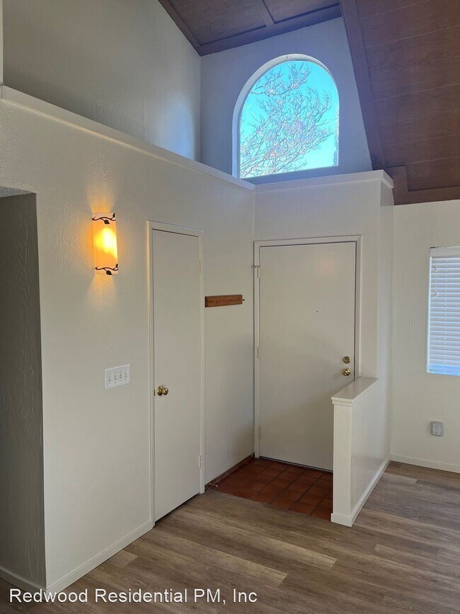 Building Photo - 2 br, 1 bath House - 2418 Lakeview Drive