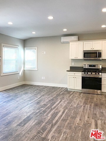 Building Photo - 390 E Altadena Dr