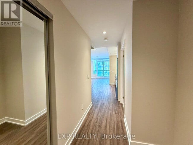 Photo du bâtiment - 1928 Lake Shore Blvd W