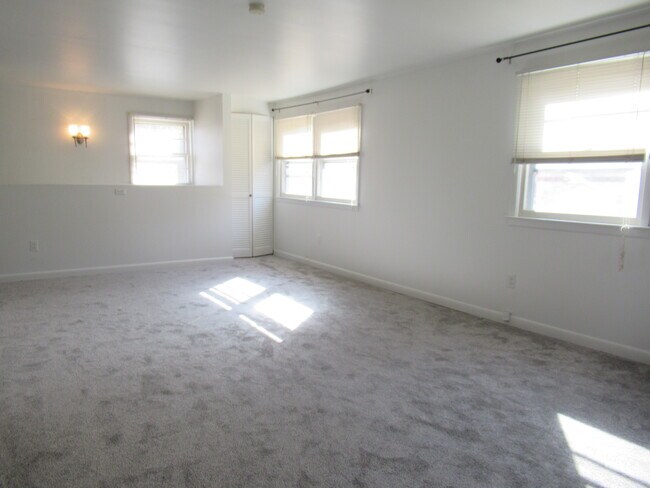 Foto del edificio - 255 Fairfield Woods Rd