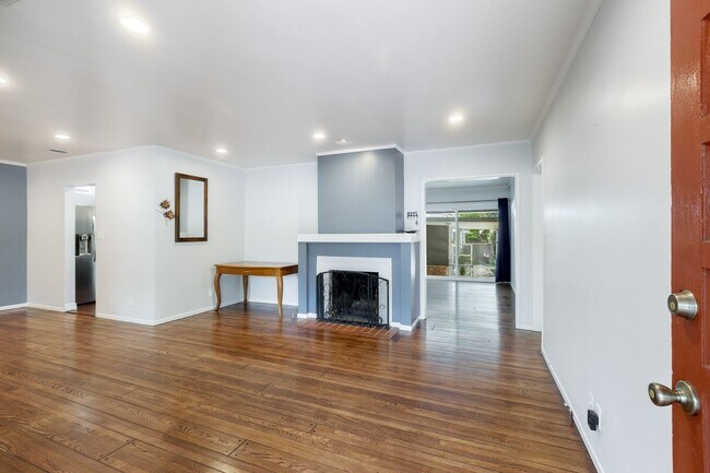 Building Photo - Spacious 5-Bedroom, 3-Bath Home with Pool ...
