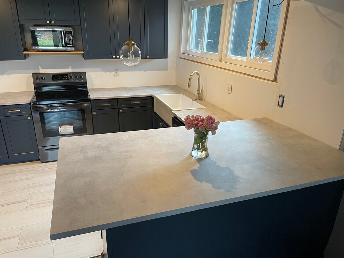 Foto principal - 84 Oakridge Rd