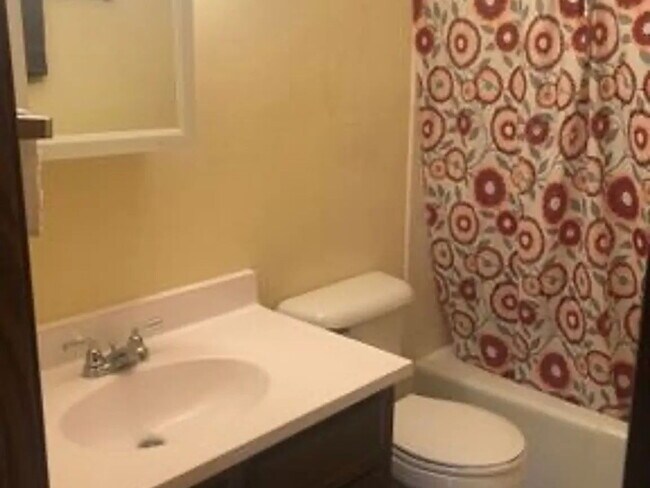 Foto del edificio - Spacious two bedroom and one bath apartment located minutes away from shopping and eateries.