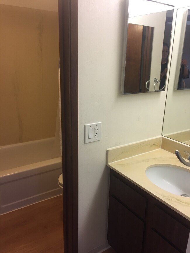 Foto del edificio - Clean 1-bedroom, 1-bath with 1-parking