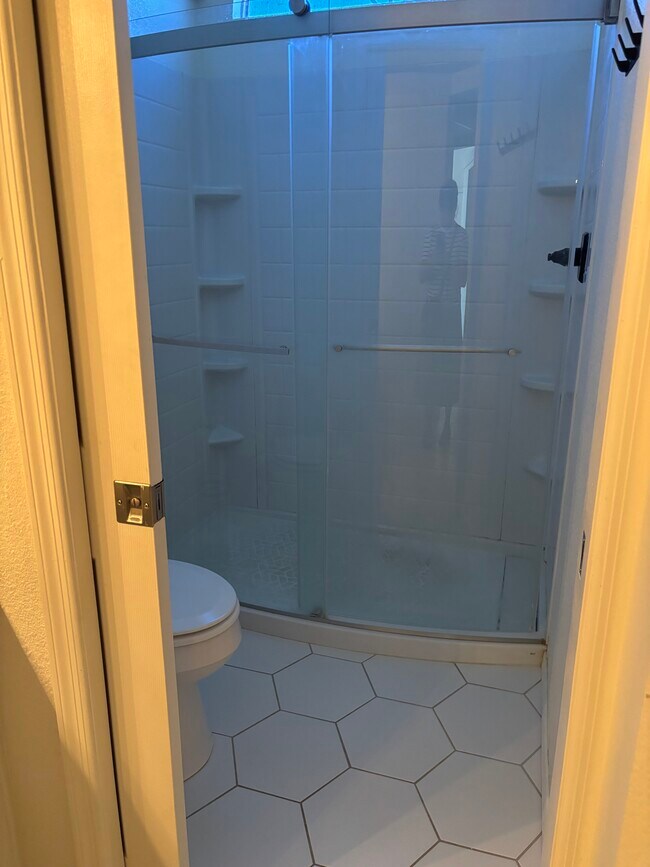 área de ducha/inodoro del baño principal - 5642 W Villa Theresa Dr