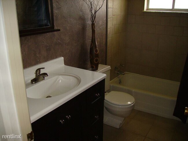 Foto del edificio - 3 br, 1 bath Townhome - 2614 W Wardcliffe Dr
