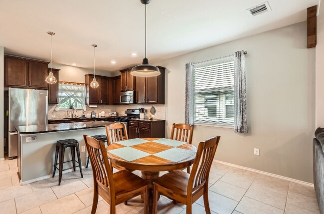 Foto del edificio - 220 Pebble Creek Ln