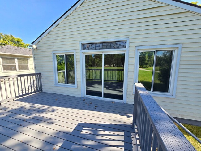 Building Photo - Charming Elevated 1-Bedroom Home Near River Road with Den