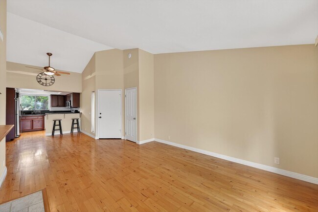 Foto del edificio - Gated Lake Forest Condo | Pool, Spa, Washer/Dryer & 3 Parking Spaces