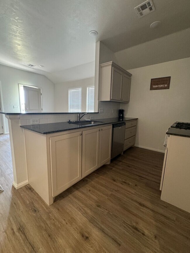 Building Photo - 1323 SW Oklahoma Ave