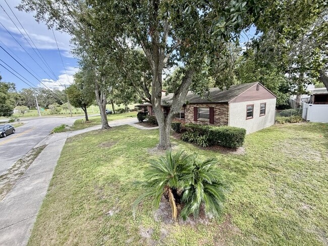 Building Photo - 1502 W Country Club Dr