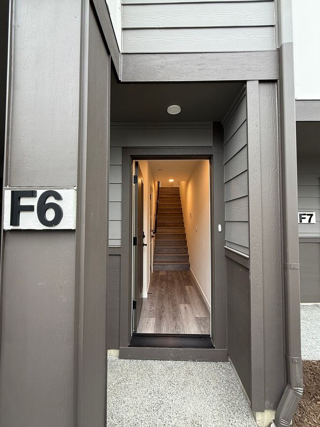 Building Photo - New! 3BD/3BTH Modern Townhouse in Cathcart...