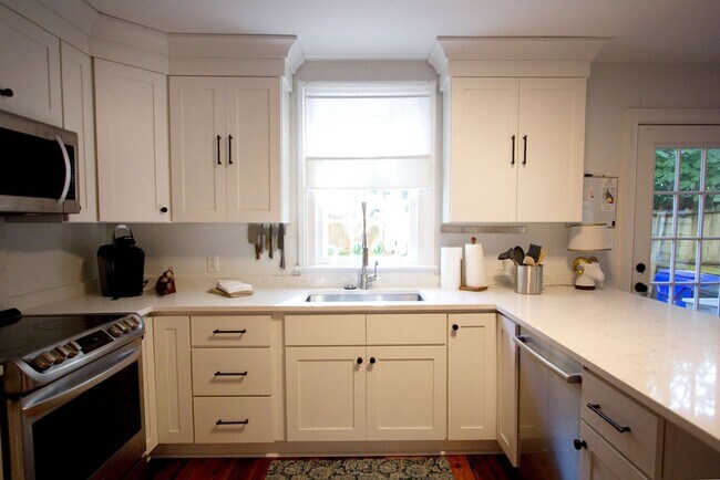 Building Photo - Available 3/1. Beautiful 2BR/2BA available in Elliottborough! Landscaping included!