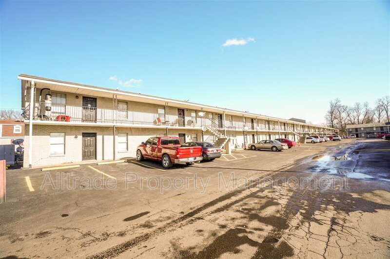 Primary Photo - 1215 Huntington Ln