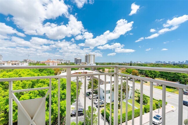 Foto del edificio - 2030 Douglas Rd