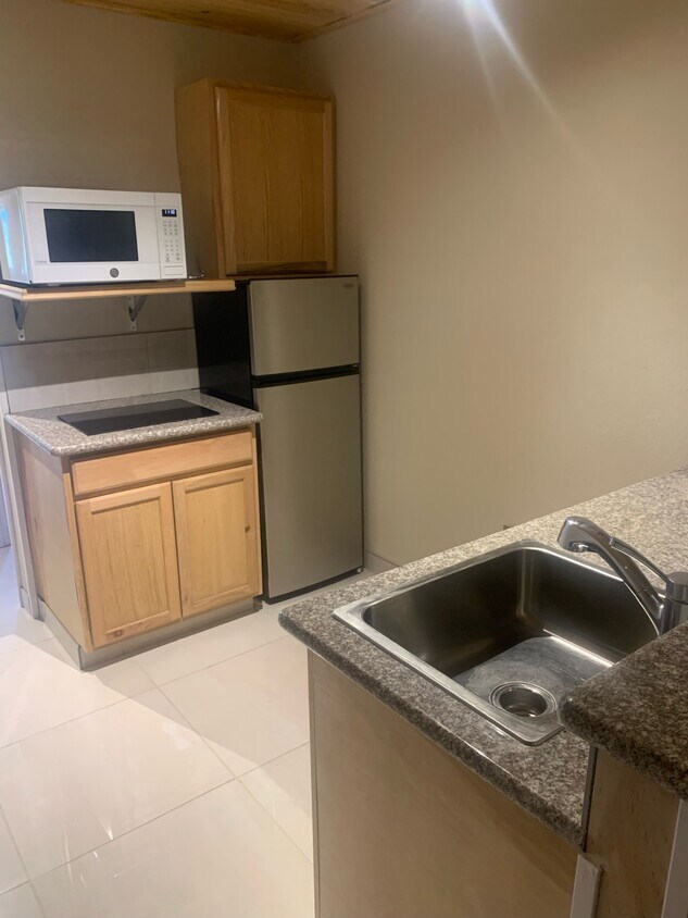 Foto principal - 1116 Lakeshore Dr