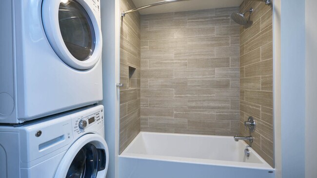 Baño con lavadora y secadora en el hogar - Helios
