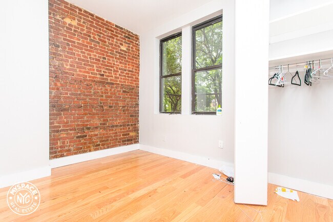 Building Photo - 212 Grand St