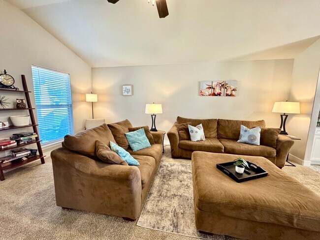 Building Photo - Furnished Rental 3 bed 2 bath Minimum of 30-day stay