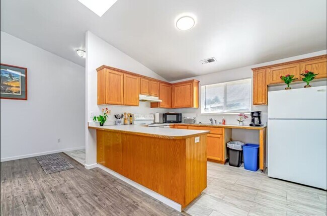 Foto del edificio - Fully Furnished House in Eureka