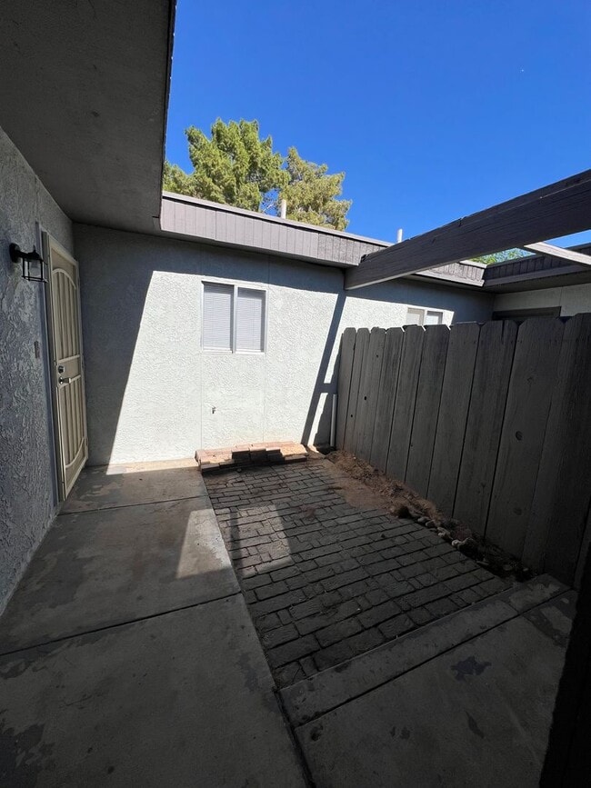 Building Photo - REMODELED 3 BEDROOM IN TOWN!