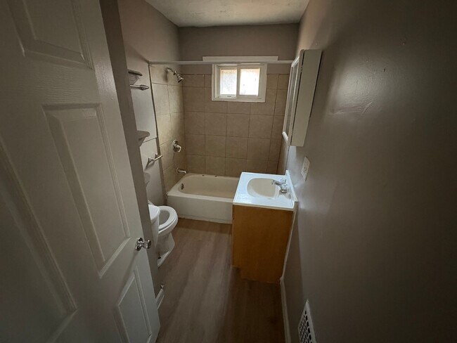 Foto del edificio - 627-629-629 E Markison Ave